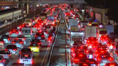 Baran AKKAYA/İSTANBUL, – İSTANBUL’da akşam saatlerinde trafik yoğunluğu yüzde 85’e