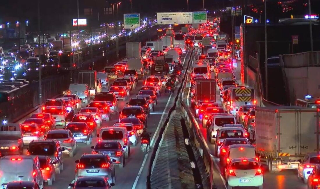 Baran AKKAYA/İSTANBUL, – İSTANBUL’da akşam saatlerinde trafik yoğunluğu yüzde 89’a