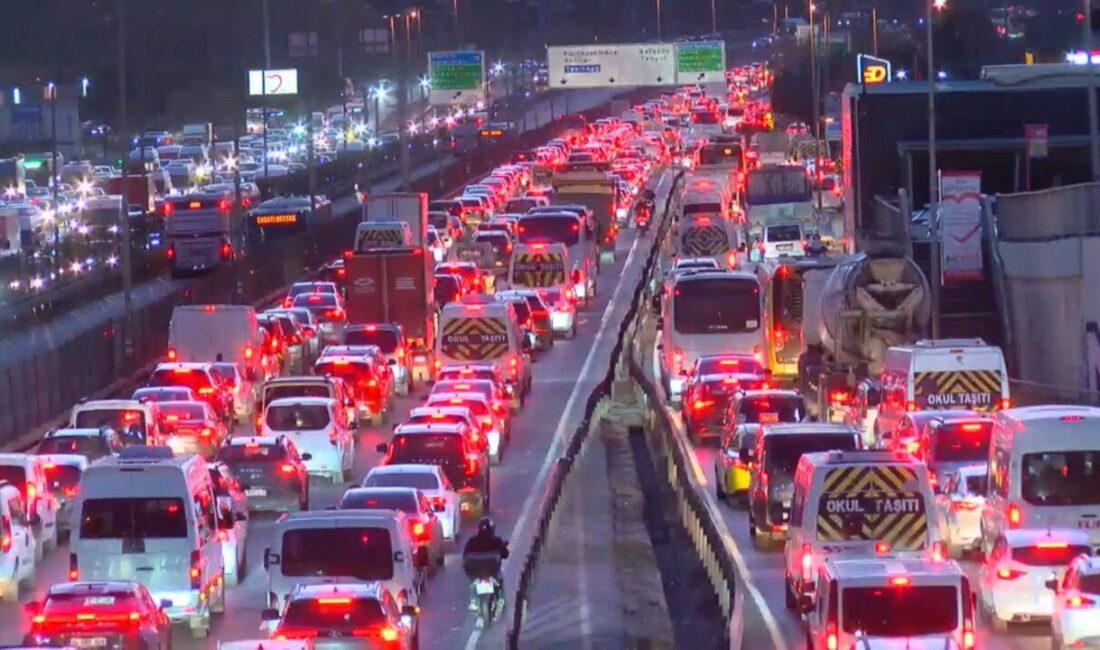 Baran AKKAYA / İSTANBUL, – İSTANBUL’da akşam saatlerinde trafik yoğunluğu