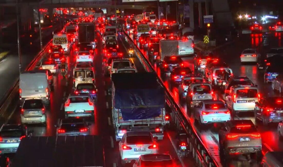 Baran AKKAYA – İhsan DÖRTKARDEŞ/İSTANBUL, – İSTANBUL’da akşam saatlerinde yağışlı