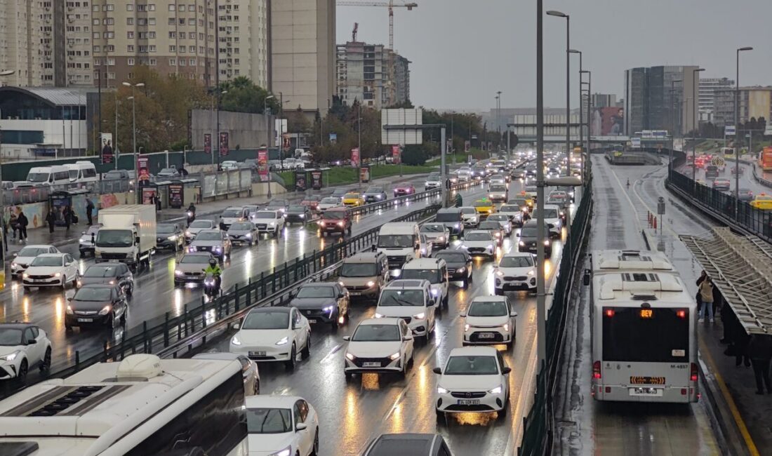 Emre KURT / İSTANBUL, – Sabah saatlerinde etkili olan yağış