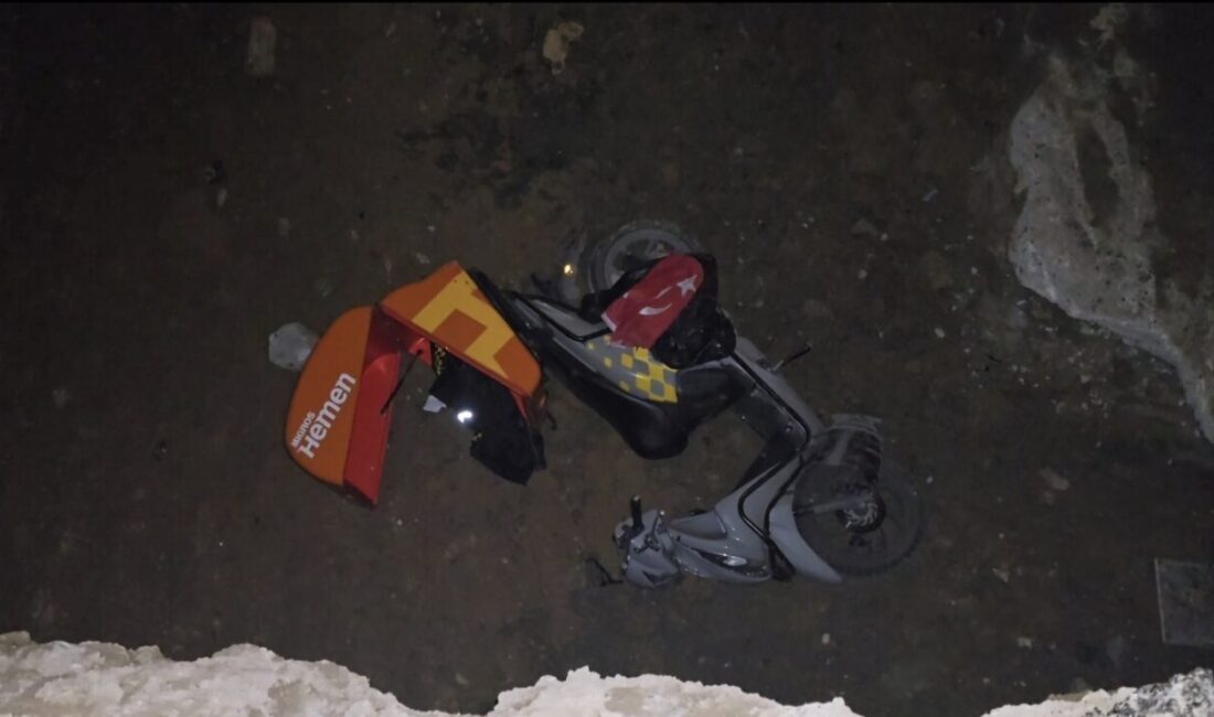 Mert ORDU/İSTANBUL, – KADIKÖY’de yol çalışması yapılan alana giren motosikletli,