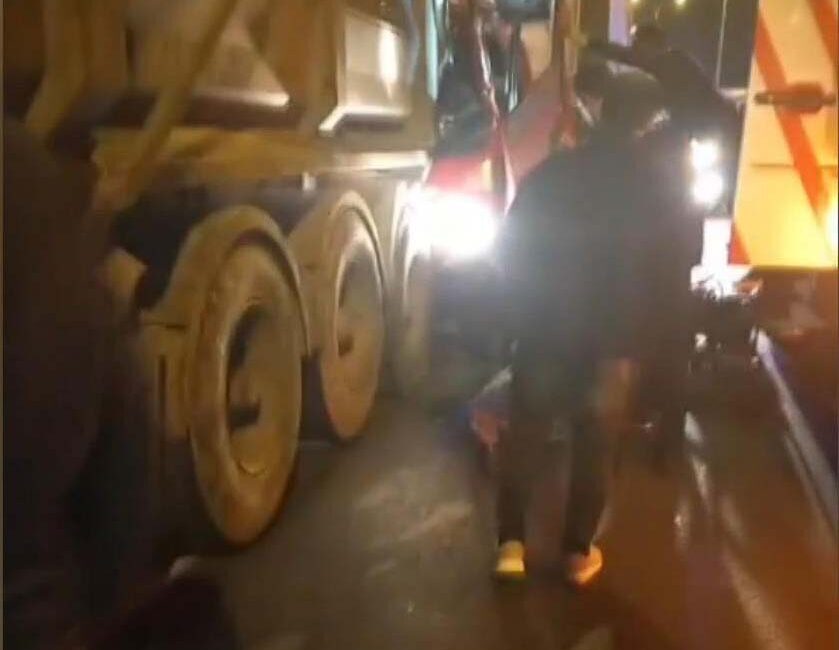 Uğur Samet AVCI/İSTANBUL, – SİLİVRİ, TEM Otoyolu’nda TIR, hafriyat kamyonu