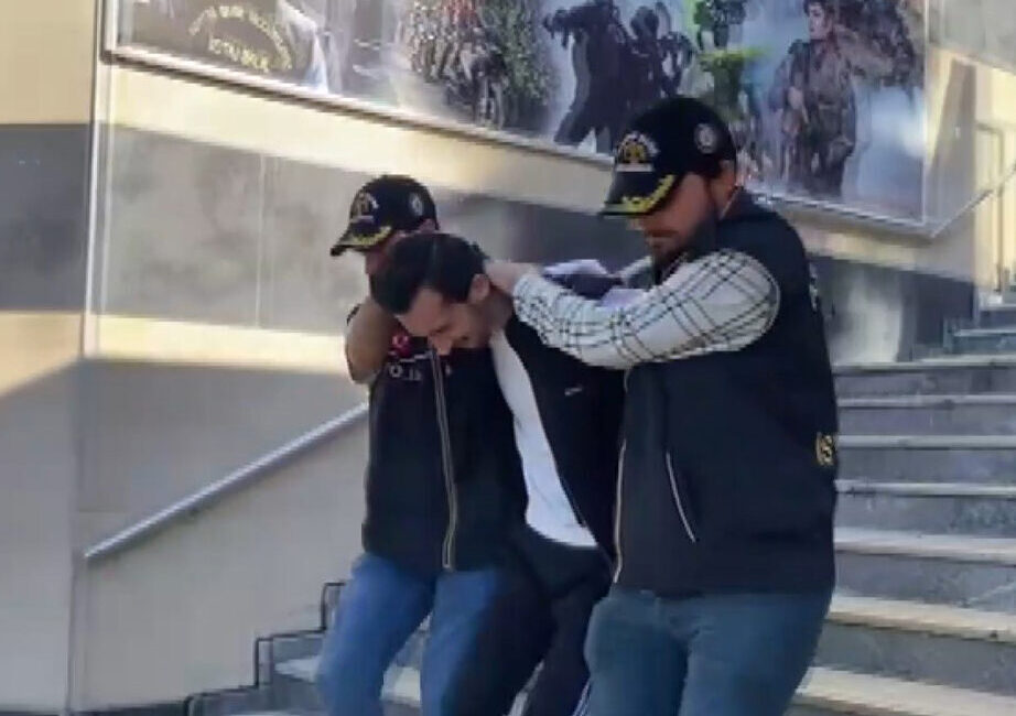 Ali AKSOYER / İSTANBUL – Sultanbeyli’de bir binanın girişindeki doğal