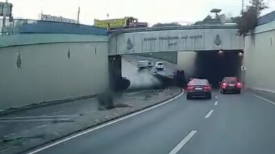 Baran AKKAYA-Emin YEŞİL/İSTANBUL, -SULTANGAZİ’de şoförünün direksiyon hakimiyetini kaybettiği minibüs refüjü