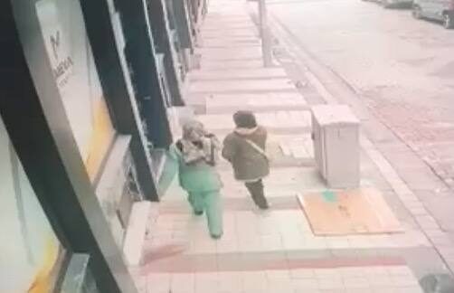 Baran AKKAYA/İSTANBUL, -SULTANGAZİ’de 2 kadın, takip ettikleri çiftin evine girip