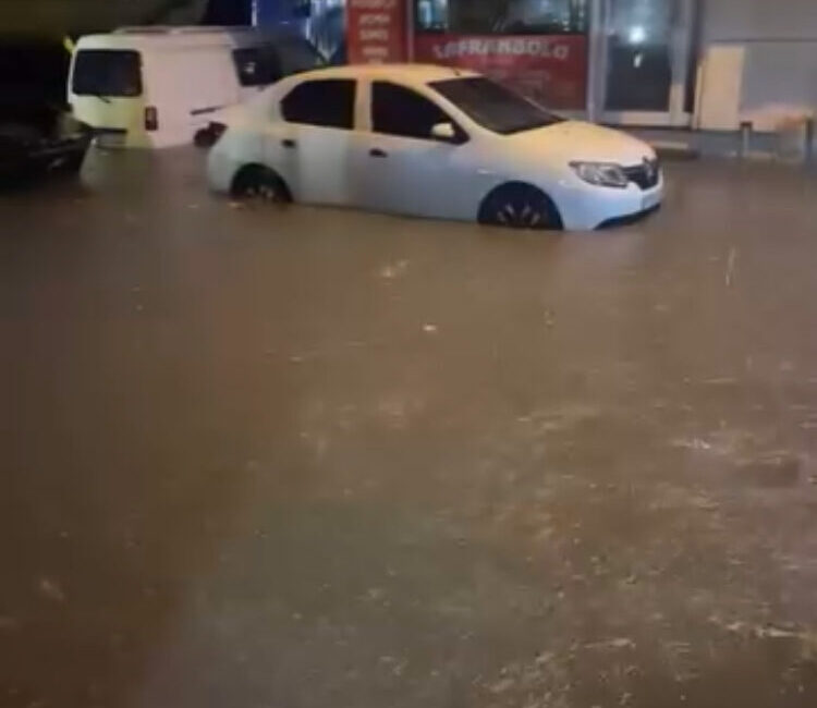 Baran AKKAYA-Emin YEŞİL/İSTANBUL, -SULTANGAZİ’de etkili olan yağışın ardından bazı yerlerde