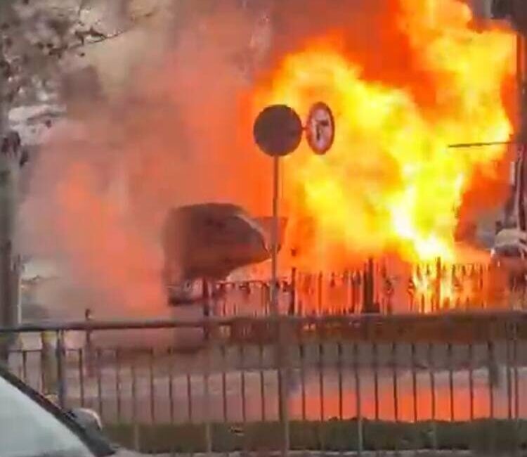 Baran AKKAYA-Emin YEŞİL/İSTANBUL, -SULTANGAZİ’de seyir halindeki hafif ticari araç bilinmeyen