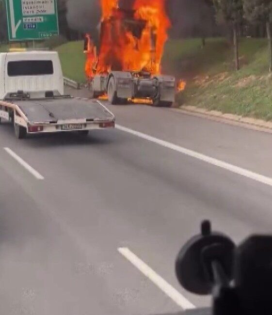 Leyla YILDIZ- Ulaşcan ÖZER/İSTANBUL, – TUZLA’da seyir halindeki dorsesiz TIR