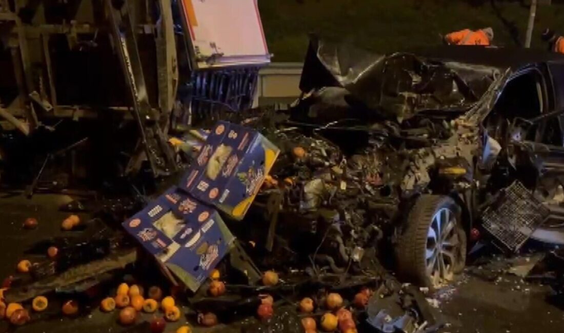 Soner HASIRCIOĞLU/İSTANBUL, -Ümraniye, TEM Otoyolu’nda sürücüsünün direksiyon hakimiyetini kaybettiği otomobil,