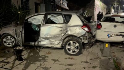Mehmet Kaan KURT/İSTANBUL, – ÜSKÜDAR’da sürücüsünün kontrolünden çıkan otomobil duvara