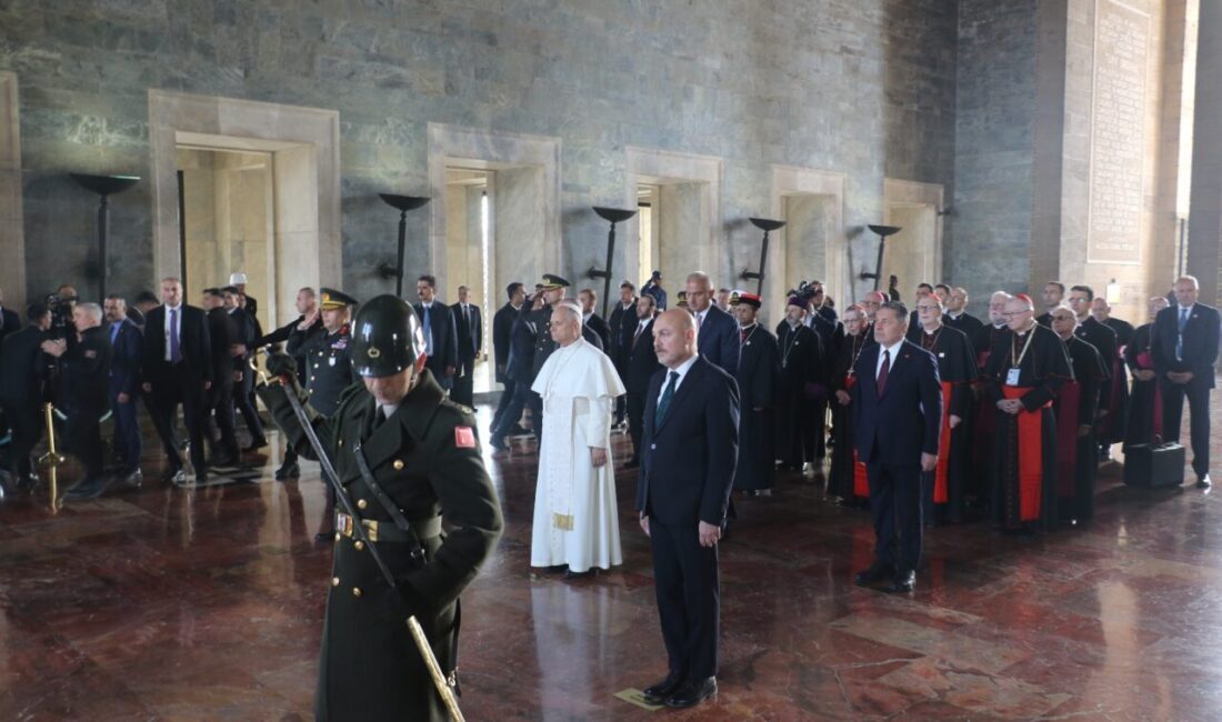 İLK DURAĞI ANITKABİR OLDU Türkiye’ye resmi ziyaret gerçekleştiren Papa 14’üncü