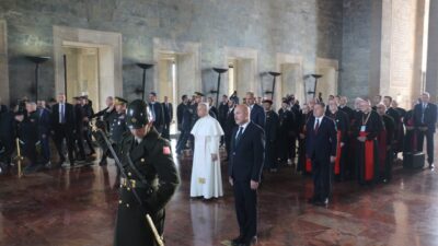 İLK DURAĞI ANITKABİR OLDU Türkiye’ye resmi ziyaret gerçekleştiren Papa 14’üncü