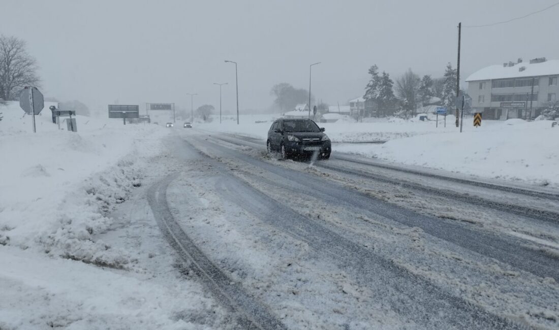 BOLU DAĞI, AĞIR TONAJLI ARAÇLARA KAPATILDI Bolu Dağı’nda yoğun kar