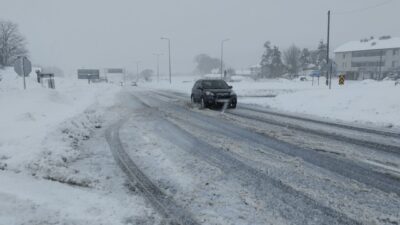 BOLU DAĞI, AĞIR TONAJLI ARAÇLARA KAPATILDI Bolu Dağı’nda yoğun kar