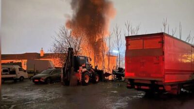 İSTANBUL, – GAZİOSMANPAŞA’da sabah saatlerinde bir otoparkta bulunan araçlarda yangın