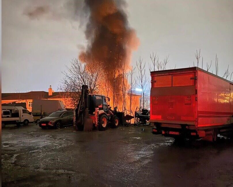 İSTANBUL, – GAZİOSMANPAŞA’da sabah saatlerinde bir otoparkta bulunan araçlarda yangın