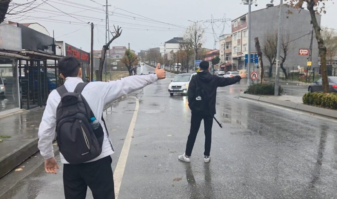 Vehbi DEMİR/İSTANBUL, – Arnavutköy’de lise öğrencileri otobüs seferlerin yetersizliği nedeniyle