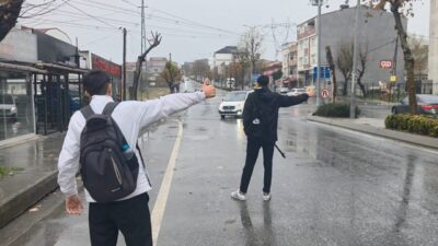 Vehbi DEMİR/İSTANBUL, – Arnavutköy’de lise öğrencileri otobüs seferlerin yetersizliği nedeniyle