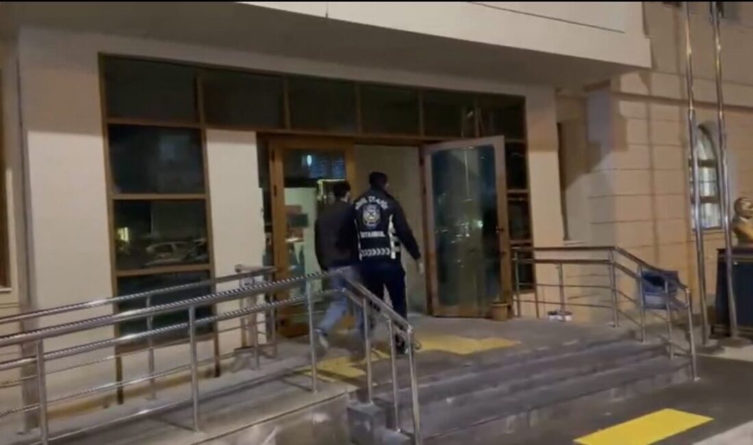 Mert ORDU / İSTANBUL, – ATAŞEHİR’de trafikte kırmızı ışıkta duran