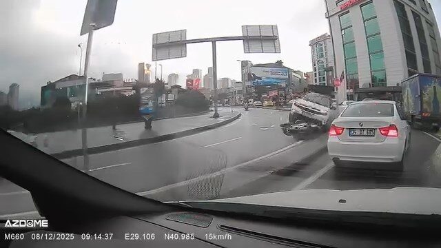 İsa ALMAÇAYIR-Hiba HAKBİLİR/İSTANBUL, – ATAŞEHİR’de sürücüsünün direksiyon hakimiyetini kaybettiği otomobil,