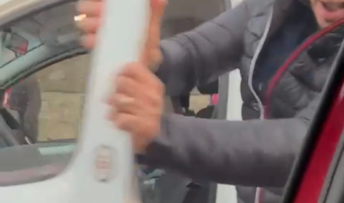 Mert ORDU-Leyla YILDIZ/İSTANBUL – ATAŞEHİR’de 2 sürücü arasında çıkan trafik