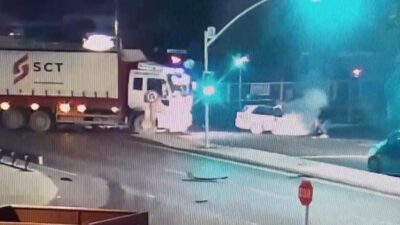 İhsan DÖRTKARDEŞ-Ramazan IŞIKLI – Avcılar’da bir otomobil, cadde üzerinde hatalı