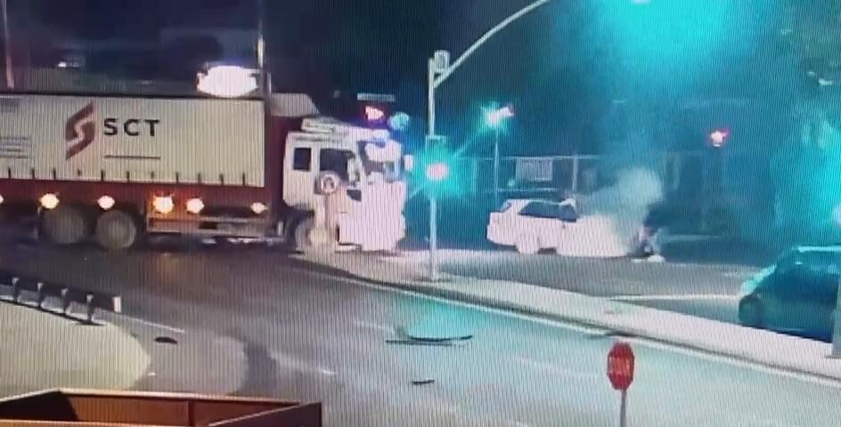 İhsan DÖRTKARDEŞ-Ramazan IŞIKLI – Avcılar’da bir otomobil, cadde üzerinde hatalı