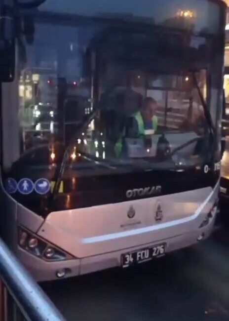 İhsan DÖRTKARDEŞ / İSTANBUL, – Avcılar’da metrobüs arızalandı. Yolda kalan