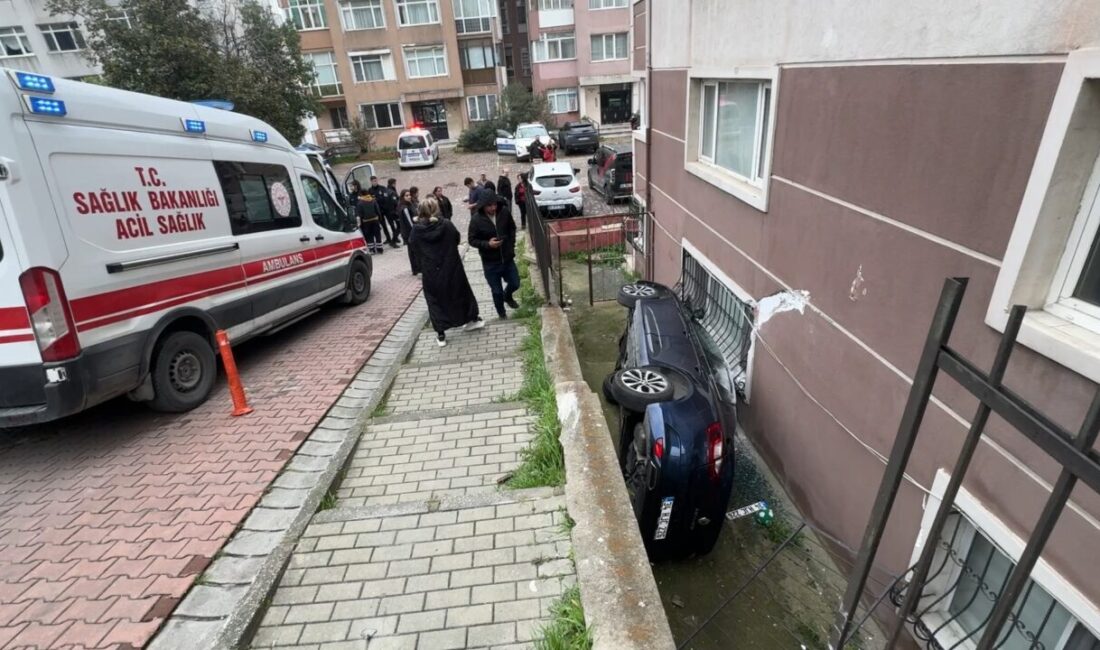 İhsan DÖRTKARDEŞ/İSTANBUL, – AVCILAR’da sürücüsünün direksiyon hakimiyetini kaybettiği otomobil, binanın