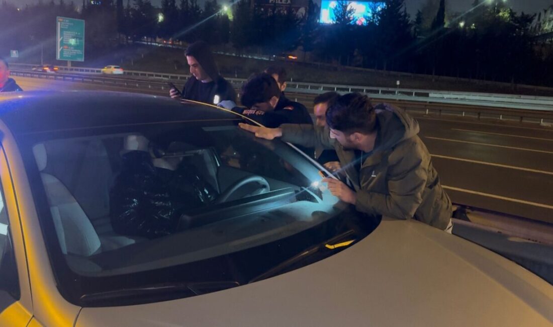 Mehmet Kaan KURT/İSTANBUL, – BAĞCILAR’da otoyol kenarında park halindeki otomobilinde