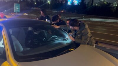 Mehmet Kaan KURT/İSTANBUL, – BAĞCILAR’da otoyol kenarında park halindeki otomobilinde