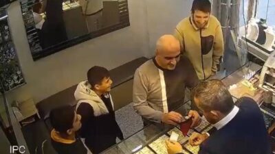 Baran AKKAYA/İSTANBUL, -BAĞCILAR’da yolda yürüyen 2 çocuk yerde değeri yaklaşık