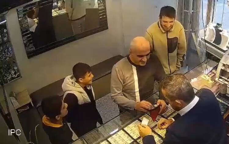 Baran AKKAYA/İSTANBUL, -BAĞCILAR’da yolda yürüyen 2 çocuk yerde değeri yaklaşık