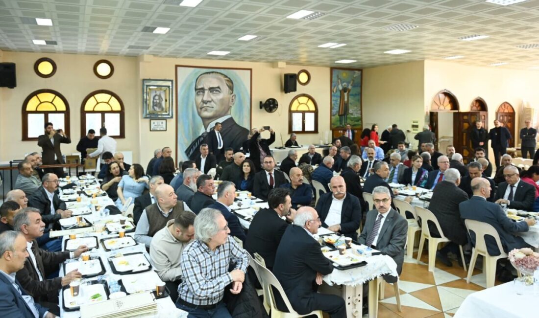 İSTANBUL, – Üsküdar’daki Karacaahmet Sultan Cemevi’nde kanaat önderleriyle bir araya