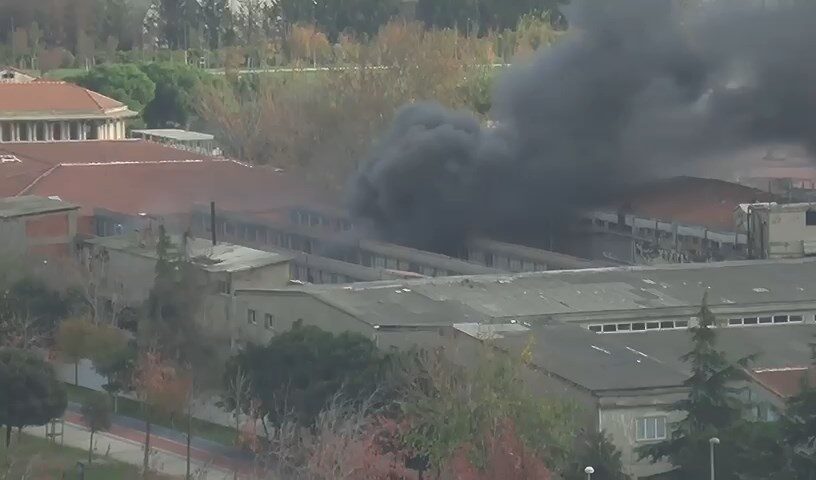 İSTANBUL, – Bakırköy’de tekstil fabrikasında yangın çıktı. İhbar üzerine olay