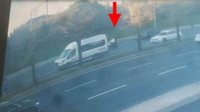 Ali AKSOYER / İSTANBUL, – BAKIRKÖY’de caddede seyir halindeki otomobile