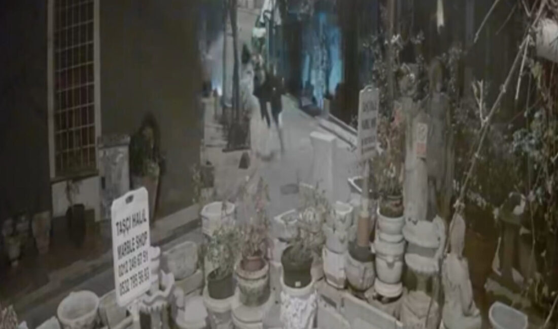 Doğan Can CESUR / İSTANBUL – BEYOĞLU’nda sokakta yürüyen İrfan