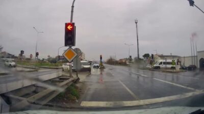 Baran AKKAYA-Hiba HAKBİLİR/İSTANBUL, -BÜYÜKÇEKMECE’de sürücüsünün kırmızı ışıkta durmadığı hafif ticari