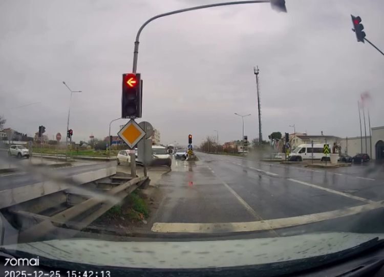 Baran AKKAYA-Hiba HAKBİLİR/İSTANBUL, -BÜYÜKÇEKMECE’de sürücüsünün kırmızı ışıkta durmadığı hafif ticari