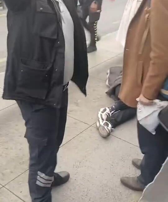 Emre KURT/İSTANBUL, – Cevizlibağ Metrobüs durağında metrobüs bekleyen 14 yaşındaki