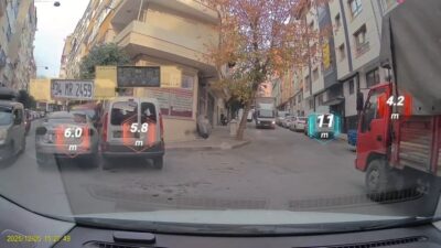 Emin YEŞİL-İSTANBUL, -Esenler’de ara sokaktan çıkan kamyonet kaldırımdaki ağaca çarptı.