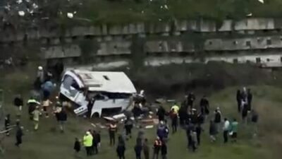 Ramazan IŞIKLI/İSTANBUL – ESENYURT’ta işçi servisi şarampole yuvarlandı. İhbar üzerine