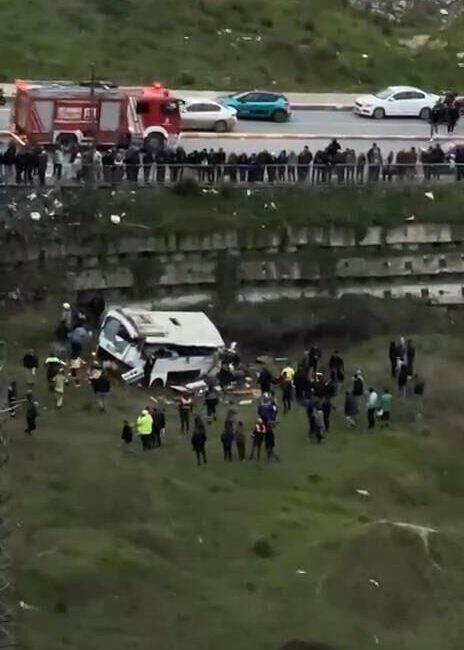 Ramazan IŞIKLI/İSTANBUL – ESENYURT’ta işçi servisi şarampole yuvarlandı. İhbar üzerine