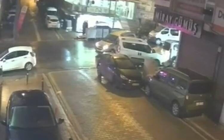 Baran AKKAYA/İSTANBUL, -ESENYURT’ta caddede seyreden hafif ticari araç sürücüsü karşı