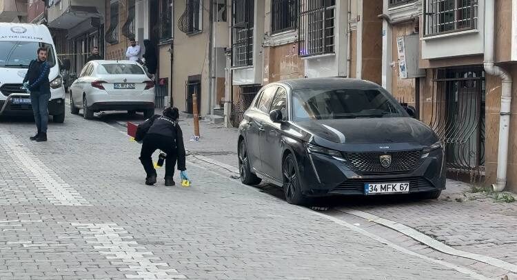 Baran AKKAYA/İSTANBUL, -ESENYURT’ta sokakta yürüyen kişiye kimliği belirsiz motosikletli tarafından