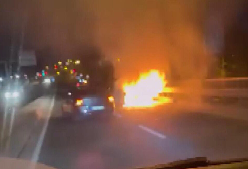 Soner HASIRCIOĞLU/İSTANBUL, – EYÜPSULTAN’da seyir halindeki otomobilde çıkan yangın itfaiye