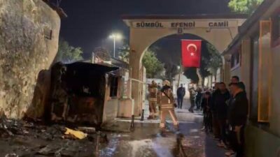 Baran AKKAYA-Utku Can SÖNMEZ/İSTANBUL, -FATİH’te Sümbül Efendi Camii’nin girişindeki güvenlik