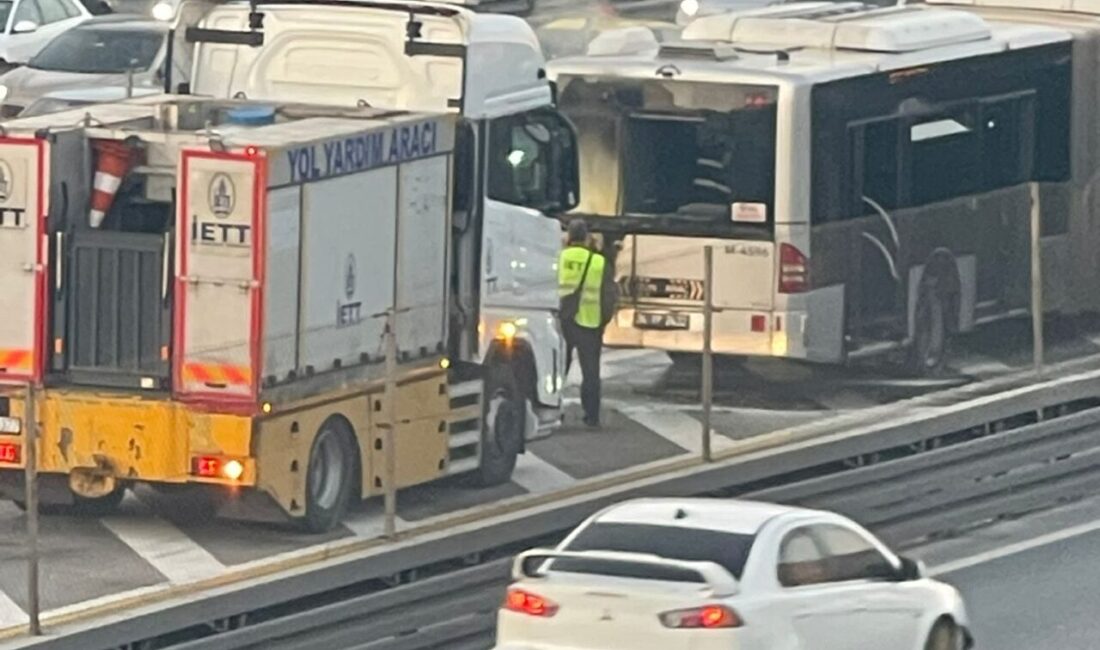İSTANBUL, – Küçükçekmece Florya Metrobüs Durağında bir metrobüsün arka kısmında