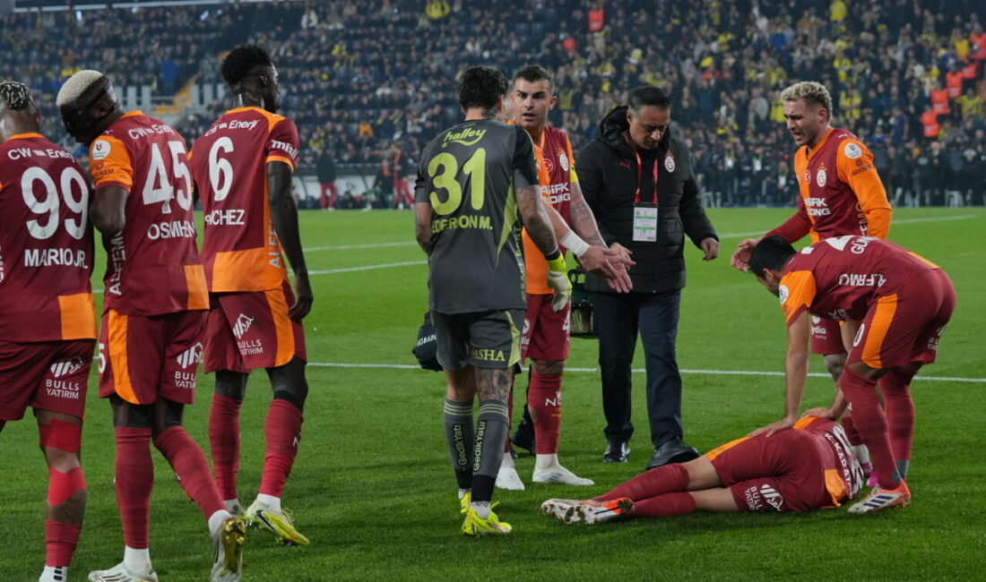 İSTANBUL, -Fenerbahçe-Galatasaray arasında oynanan maçta, Galatasaray futbolcularının gol sevinci sahaya